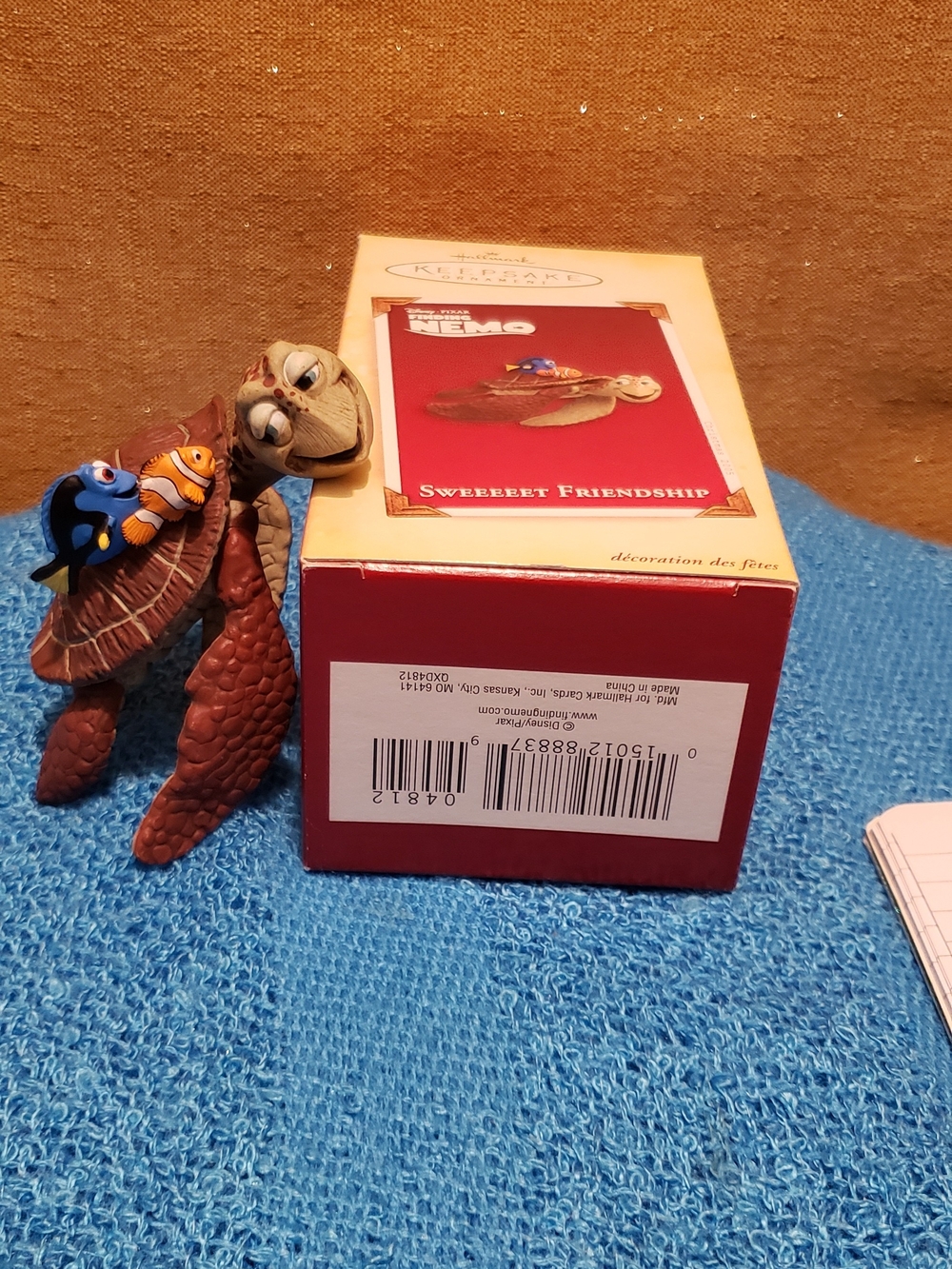 Hallmark Finding Nemo Turtle Ornament with Blue and Orange Fish
